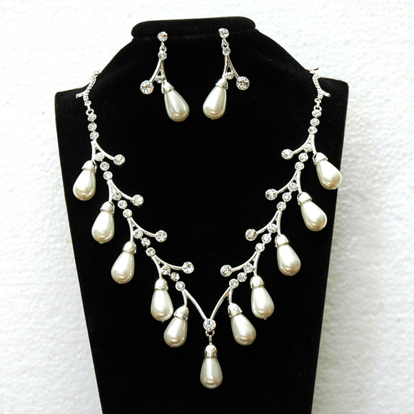 Jewelry - Silver Pearl choker Necklace and Earring Set
